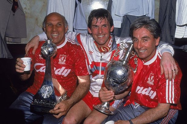 Năm 1990. Kenny Dalglish ăn mừng chức VĐQG Anh cùng 2 trợ lý Ronnie Moran, Roy Evans.